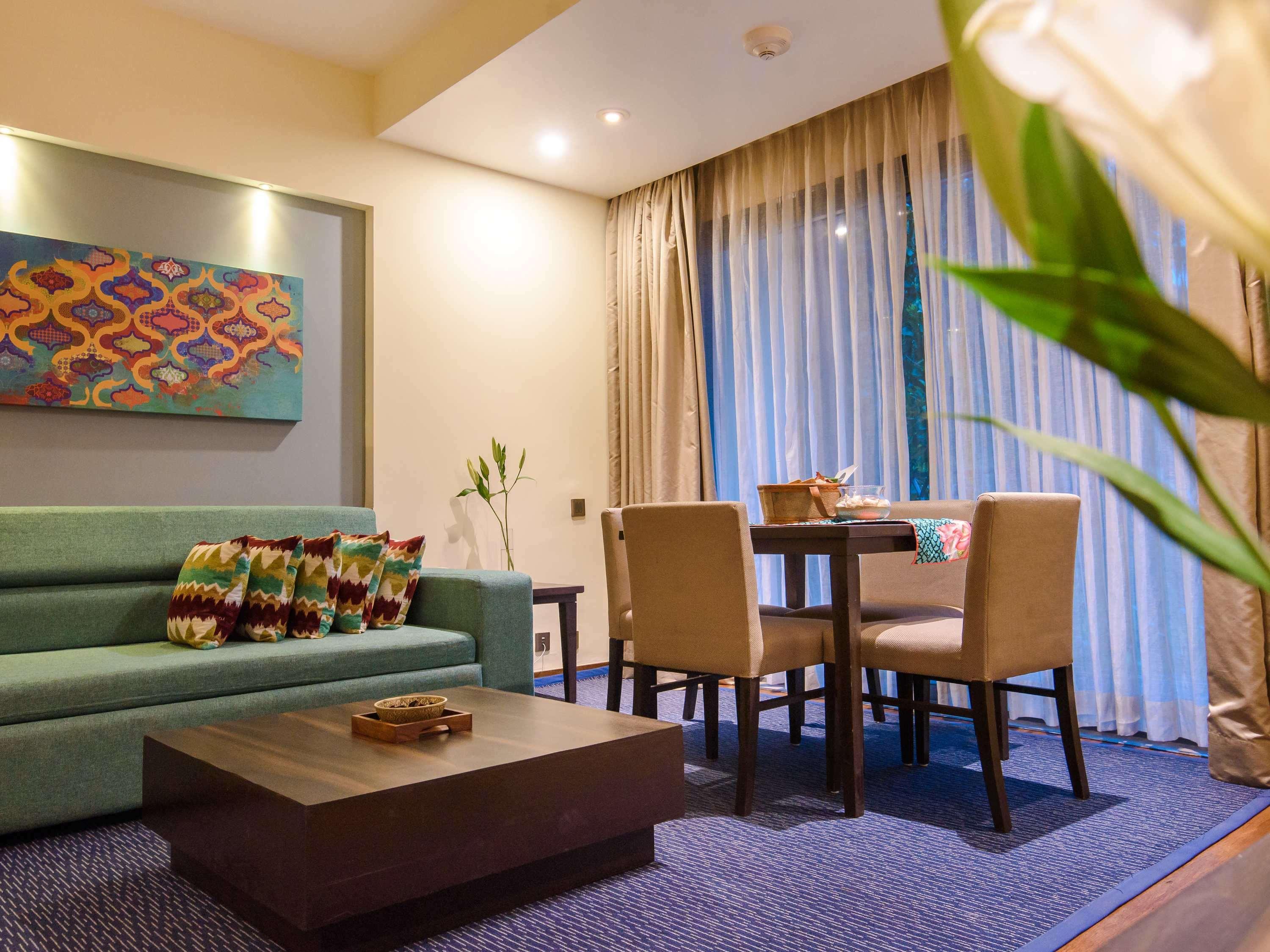 Novotel Goa Resort & Spa Candolim Exteriér fotografie A living room in a suite at the hotel
