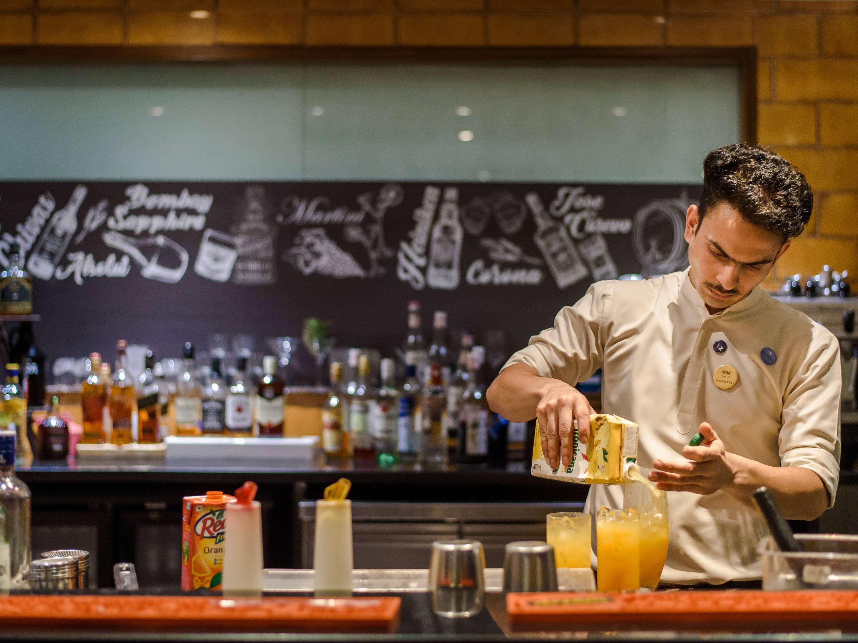Novotel Goa Resort & Spa Candolim Exteriér fotografie A bartender at work