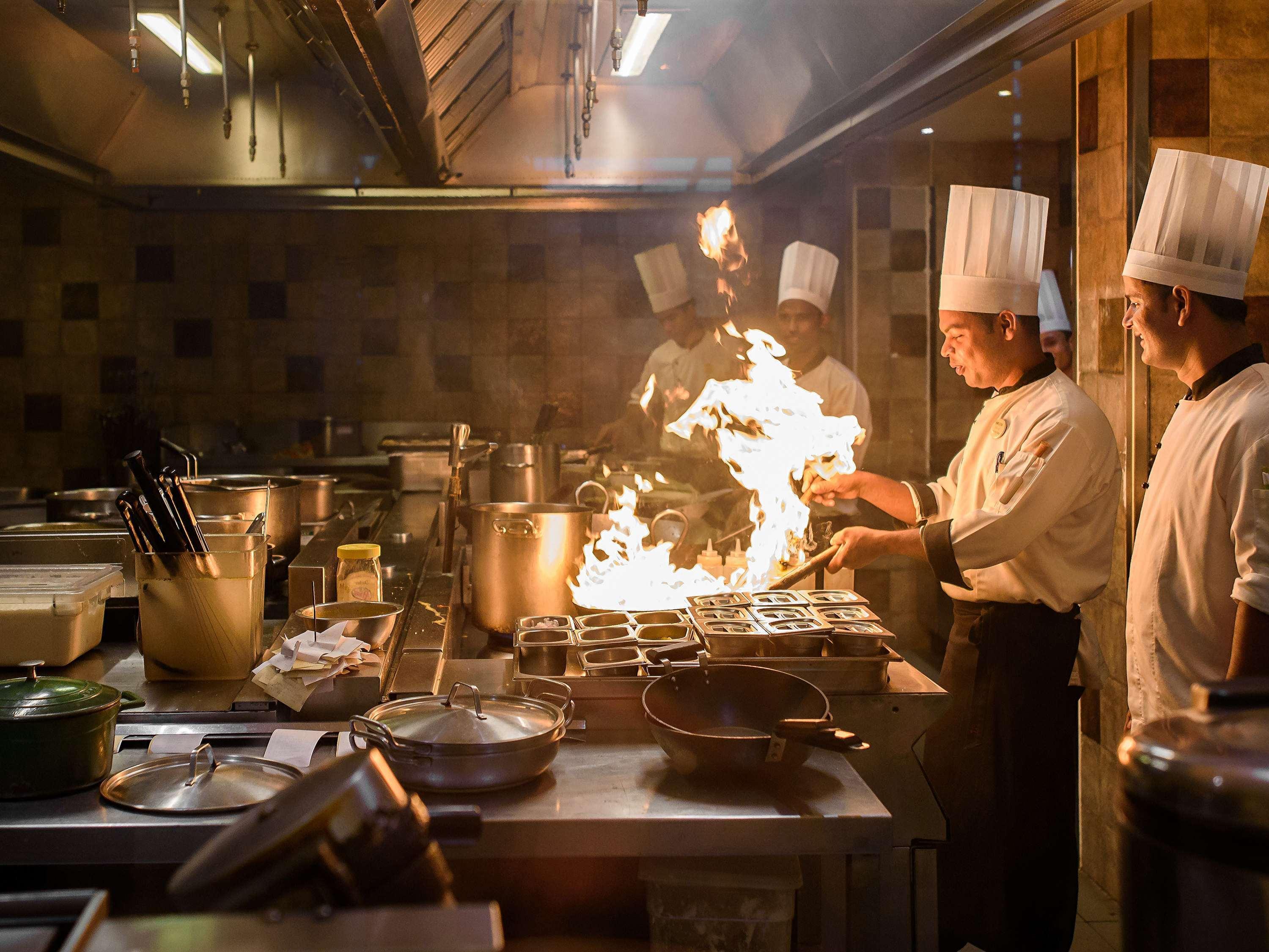 Novotel Goa Resort & Spa Candolim Exteriér fotografie A kitchen in action
