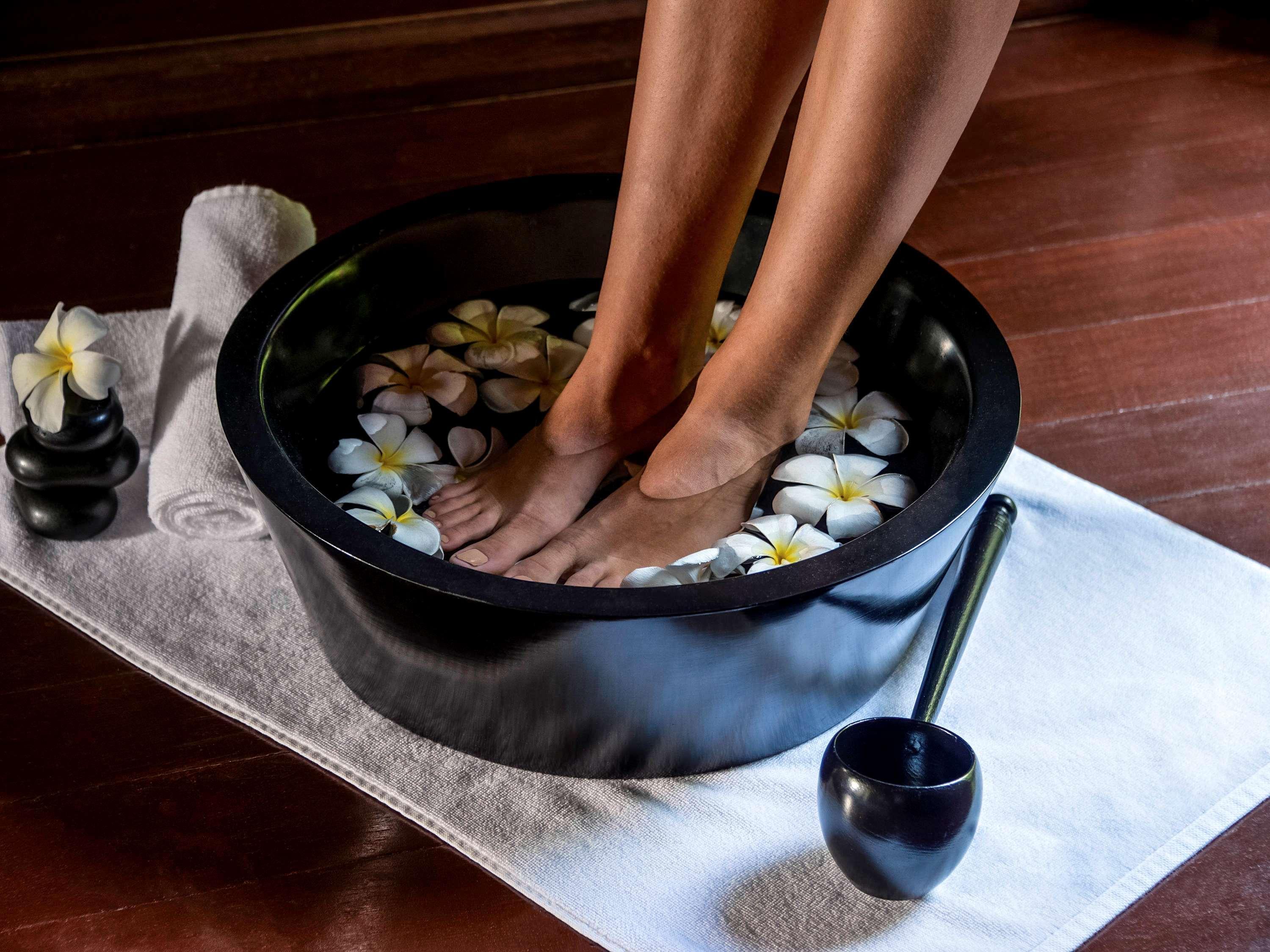 Novotel Goa Resort & Spa Candolim Exteriér fotografie A foot bath